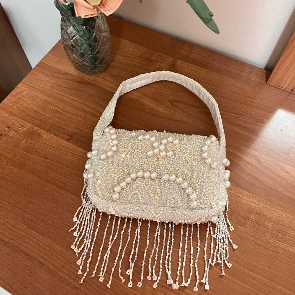 Elegant Pearl-Embellished Cream Handbag - Picture 4 of 6